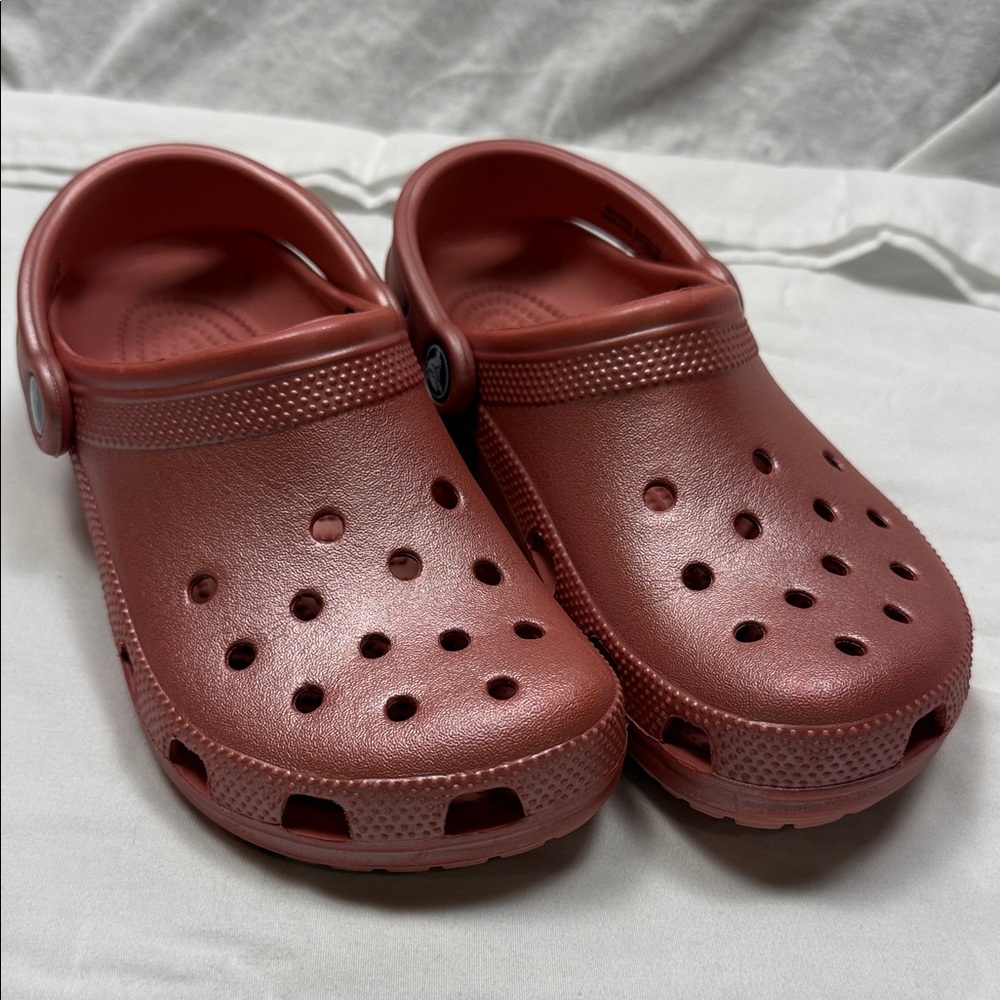 CROCS Women's Sandals in Deep Burgundy women’s6 men4, kids coral/metallic pink - Picture 16 of 16